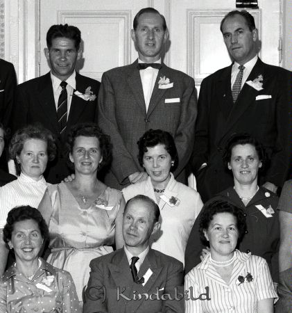 Skolträff Hotellet
raja
Skolträff Hotellet
Grupporträtt

raja
Raden längst bak fr vänster: Knut Johansson, Erik Eriksson och Gunnar Andersson (Kölefors)
Mellersta raden fr vänster Rut Nilsson och till höger Alice Andersson.
Första raden från vänster Aina Gustavsson Karleby,
Karl-Erik Andersson och Greta Thorén.
Källa: Studiegruppen hembygdsgården 
Nyckelord: Skolträff Hotellet