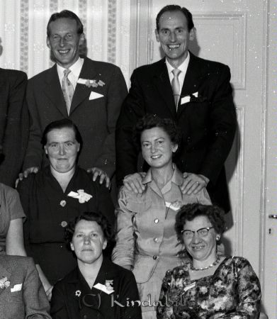 Skolträff Hotellet
raja
Skolträff Hotellet
Grupporträtt

raja
Första raden från höger Alice Larsson från Råstorp och Ellen Åberg gift Kind.
2:a raden till höger Britt-Lis Andersson.
3:e raden till höger Nils Jakobsson
Källa: Studiegruppen hembygdsgården 
Nyckelord: Skolträff Hotellet