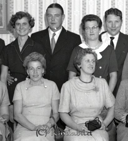 Skolträff Kisa Hotell
raja
Skolträff Kisa Hotell 
Grupporträtt

raja
Bakre raden fr v Elvy Andersson, Alf Månsson, okänd, Tidman
Sittande t h Svea Phil.
Källa: Studiegruppen Kisa hembygdsgård 
Nyckelord: Skolträff Kisa