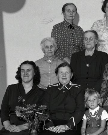 Frälsningsarmén
raja
Frälsningsarmén 
Grupporträtt

raja
Längst upp till vänster står Edit Jacobsson 
Källa: sjak

raja
längst fram till vänster Margareta Andersson,bakom henne Augusta Dahlkvist.Soldaten kan vara Annie Strömblad 
Källa: margareta

raja
Soldaten är Fru Lindell och inte Strömblad. 
Källa: margareta

Nyckelord: Frälsningsarmén