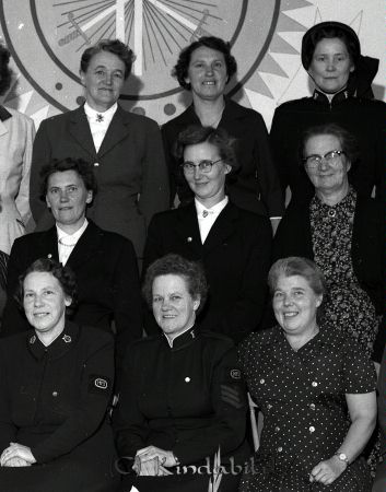 Frälsningsarmén
raja
Frälsningsarmén 
Grupporträtt

gepe
Främre raden t h Inga Åberg, i mitten Alice Johansson gift med "Skepparn". 
T v  Birgit Karlsson mor till Christina och Ann-Britt. Hennes man arbetade på Nylanders Bil AB. De bodde i A-huset Linnegatan 13 med barnen Christina och Ann-Britt.
Mellanraden fr v Gerda Johansson. Övre raden i mitten fröken Åberg..
Källa: Torborg N

Nyckelord: Frälsningsarmén
