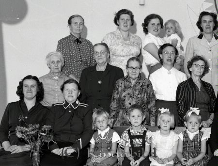 Frälsningsarmén
raja
Frälsningsarmén 
Grupporträtt

raja
Främre raden till vänster Margit Andersson, Margit Lindell och längst till höger Agneta Lindblom.
Andra radennr 2 från vänster Emmy Larsson gift med Karl Larsson (�?kare-Lasses son) De hade två barn Eda och Erik. Nr 2 från höger Ingegerd Johansson.
Tredje raden nr 2 och r från vänster systrarna Stina Andersson och Karin Lindblom.
Källa: Studiegruppen hembygdsgården. 
Nyckelord: Frälsningsarmén