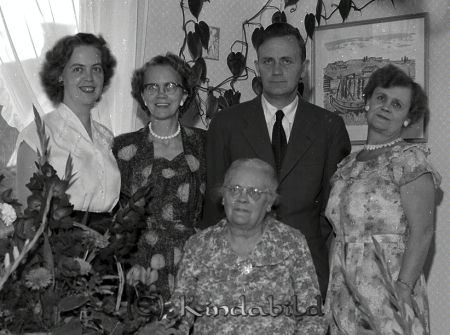 Hulda Nilsson Kisa
raja
Hulda Nilsson Kisa
Grupporträtt

raja
Hulda Nilsson från Dansbo med sina barn.
 Från vänster Peggy gift med Henry Ragnar som har en son.
 Gulli gift med Algot Karlsson som har en dotter.
 Gillis gift med Valborg som har tre barn.
 Lilly har en dotter och en son.
 Källa: Studiegruppen Hembygdsgården 
Nyckelord: Nilsson Kisa