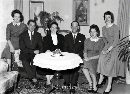 Familjen Andersson Farsbo
raja
Familjen Andersson Farsbo
Grupporträtt

raja
Från vänster Asta, Hans, mor Agda, far Kurt, Anna och Anita.
Källa: Studiegruppen hembygdsgården 
Nyckelord: Andersson Farsbo