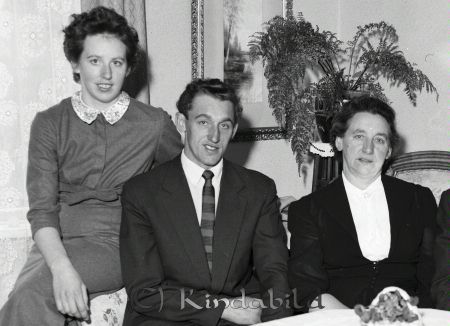 Familjen Andersson Farsbo
raja
Familjen Andersson Farsbo
Grupporträtt

raja
Från vänster syskonen Asta gift Sandberg och Hans .
Källa: Gerd Pettersson



Nyckelord: Andersson Farsbo