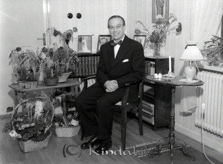 Kantor Harry Larsson Kisa
raja
Kantor Harry Larsson Kisa
Porträtt-Man 50-årsfirande

Nyckelord: Larsson Kisa