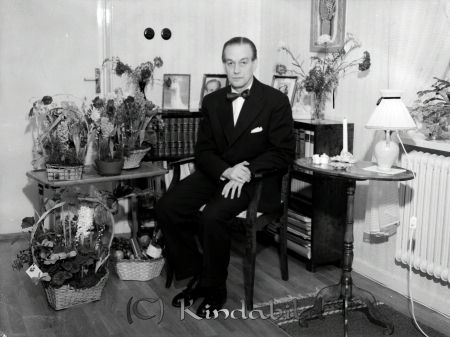 Kantor Harry Larsson Kisa
raja
Kantor Harry Larsson Kisa
Porträtt-Man 50-årsfirande

Nyckelord: Larsson Kisa