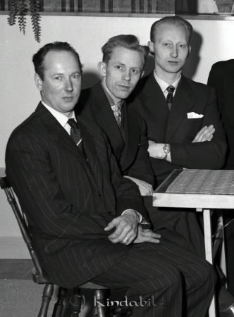 Missionskyrka 100 års jubileum Kisa
raja
Missionskyrka Kisa 
Grupporträtt 100 års jubileum 

raja
Fr v Paul Larsson mjölnare från Hags kvarn, okänd, Bertil Johansson, arbetade i Kisa kvarn, men flyttade till Hycklinge kvarn.
Källa: Studiegruppen hembygdsgården 

raja
I mitten sitter Bengt Karlsson. Han arbetade på pappersbruket och bodde med sin fru Margareta, en son och en dotter på Ulrikagatan 22. De flyttade till Tierp. 
Källa: mayca
Nyckelord: Missionskyrka Kisa