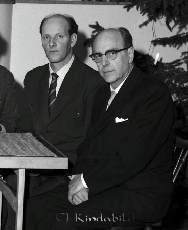 Missionskyrka 100 års jubileum Kisa
raja
Missionskyrka Kisa 
Grupporträtt 100 års jubileum 

raja
T v snickaren Erik Pettersson. Han var född i Hasenberg under Mjölsefall.
Till höger en pastor (ev Regnsjö)
Källa: Studiegruppen hembygdsgården 

Nyckelord: Missionskyrka Kisa