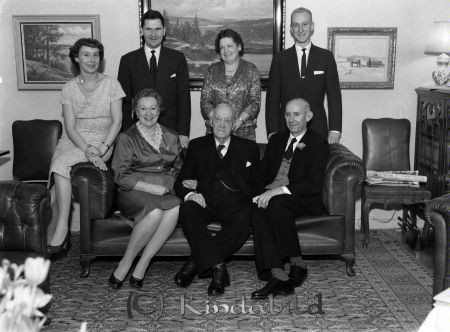 Häradsskrivare Åhlström Villa Utsikten Kisa
raja
Åhlström Villa Utsikten Kisa  
Grupporträtt

raja
Villa Utsikten vid Grönedegatan vid korsningen Linnégatan byggdes 1947.
Erik och Ingegerd Åhlström hade tre barn: Gunnel, Bo-Bertil och Anne-Marie.
Källa: Sveriges Bebyg. del 6. 
Källa: Gerd Pettersson
Nyckelord: Åhlström Kisa