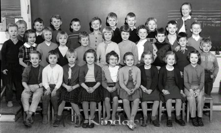 Fru Wesström Klass 2 B Kisa
raja
Fru Wesström Klass 2 B Kisa
Grupporträtt skolfoto

raja
2 raden 3 från höger yvonne pettersson 
Källa: 410304


Nyckelord: Wesström Kisa
