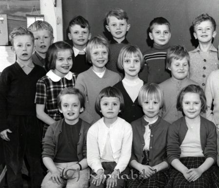 Fru Wesström Klass 2 B Kisa
raja
Fru Wesström Klass 2 B Kisa
Grupporträtt skolfoto

raja
Sittande till vänster Marita gift Westin. 
Källa: Gerd Pettersson

Nyckelord: Wesström Kisa
