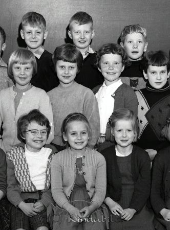 Fru Wesström Klass 2 B Kisa
raja
Fru Wesström Klass 2 B Kisa
Grupporträtt skolfoto

raja
Bakre raden till vänster Jerker Carlsson. 
Källa: Gerd Pettersson


Nyckelord: Wesström Kisa