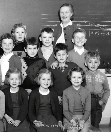 Fru Wesström Klass 2 B Kisa
raja
Fru Wesström Klass 2 B Kisa
Grupporträtt skolfoto

Nyckelord: Wesström Kisa