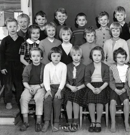Fru Wesström Klass 2 B Kisa
raja
Fru Wesström Klass 2 B Kisa
Grupporträtt skolfoto

raja
Bakre raden till höger Jerker Carlsson. Främre raden till vänster Marita gift Westin. 
Källa: Gerd Pettersson

raja
Främre raden nr 2 från vänster Christina Hjelte. 
Källa: Gerd Pettersson

Nyckelord: Wesström Kisa