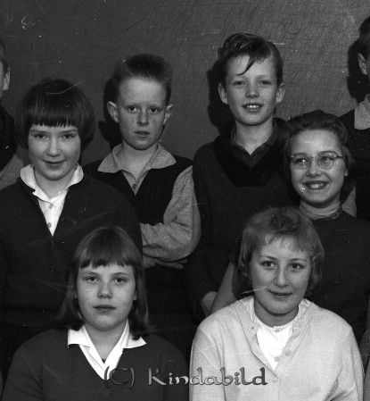 Magister Sandeck Kisa Skola Klass 6 A
raja 
Sandeck Kisa Skola    
Grupporträtt skolfoto klass 6 A

raja
Främre raden höger Marita Hjelm.
Andra raden höger Birgitta Cassel.
Bakre raden vänster Björn Gustavsson.
Källa: Studiegruppen hembygdsgården. 
Nyckelord: Sandeck Kisa