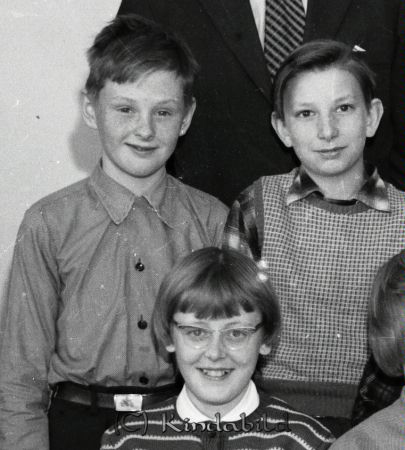 Modin Kisa Skola Klass 6 B
raja 
Modin Kisa Skola    
Grupporträtt skolfoto klass 6 B

raja
Bakre raden från v. Magnus Wiren, Conny Landin,
Främre raden Ragnhild Pettersson 
Källa: Curth

Nyckelord: Modin Kisa