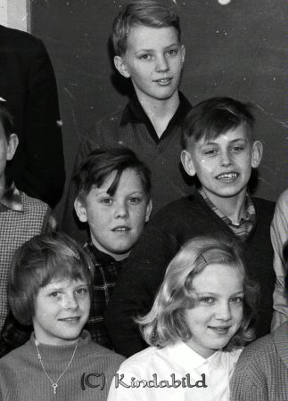 Modin Kisa Skola Klass 6 B
raja 
Modin Kisa Skola    
Grupporträtt skolfoto klass 6 B

raja
Bakre raden från v. Per-Ove Fransson,
Mitten raden. Leif Larsson, Arne Karlsson
Främre raden. Eva Sandström, Monica Sandelius. 
Källa: Curth

Nyckelord: Modin Kisa
