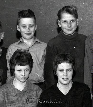 Modin Kisa Skola Klass 6 B
raja 
Modin Kisa Skola    
Grupporträtt skolfoto klass 6 B

raja
Bakre raden från vänster. Lars Nilsson,Bengt Björk
Främre raden. Eivor Ring, Monica Thun 
Källa: Curth

Nyckelord: Modin Kisa