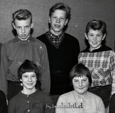 Modin Kisa Skola Klass 6 B
raja 
Modin Kisa Skola    
Grupporträtt skolfoto klass 6 B

raja
Bakre raden från vänster. Jan-Olov Ekberg, ? ,Bo-Göran Hallberg
främre raden. Kristina Nilsson, Ulla Svensson 
Källa: Curth

Nyckelord: Modin Kisa