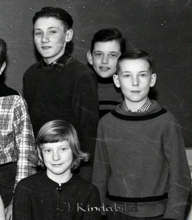 Modin Kisa Skola Klass 6 B
raja 
Modin Kisa Skola    
Grupporträtt skolfoto klass 6 B

raja
Bakre raden från vänster. Weine Johansson, Sven-Olov Andersson, Lars Andersson
Främre raden. Anita Johansson 
Källa: Curth



Nyckelord: Modin Kisa