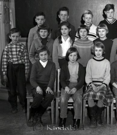 Svedberg Kisa Skola Klass 4 B
raja 
Svedberg Kisa Skola    
Grupporträtt skolfoto klass 4 B

raja
Mellanraden nr 2 från vänster Berit Adolfsson.
Bakre raden höger Advokat Svenssons son och t v om honom Hans-Ove Johansson.
Källa: Studiegruppen hembygdsgården. 
Nyckelord: Svedberg Kisa