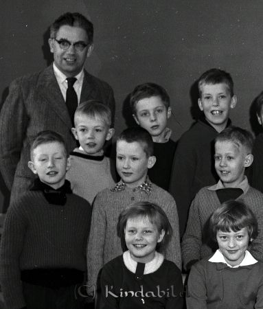 Tinnervall Kisa Skola Klass 3 B
raja 
Tinnervall Kisa Skola  
Grupporträtt skolfoto klass 3 B

raja
Per Eklund,Mattias von Wachenfeldt,Sture Kristofersson,Birger ?,Nils-ove Svensson,Mikael Sleman,Katarina Tollermark,Kerstin Brorsson 
Källa: Ingela Gustavsson

raja
Lärare: Nils Tinnervall 
Källa: Christina Rofors

Nyckelord: Tinnervall Kisa