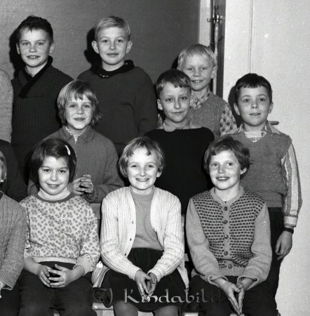 Tinnervall Kisa Skola Klass 3 B
raja 
Tinnervall Kisa Skola  
Grupporträtt skolfoto klass 3 B

raja
?vre raden: Per-Anders Karlsson,Hans Johansson, Sven-Inge Andrsson
Mellanraden:?, ?, Bo Tufvesson
Sittande: Silvia Aust, Ingela Lind, Birgitta Svensson 
Källa: Christina Rofors



Nyckelord: Tinnervall Kisa