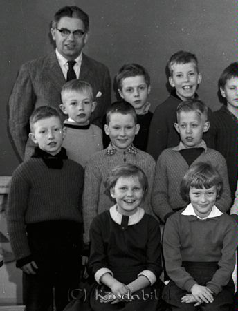 Tinnervall Kisa Skola Klass 3 B
raja 
Tinnervall Kisa Skola  
Grupporträtt skolfoto klass 3 B

raja
Andra raden t h Mikael Sleman 
Källa: Gerd Pettersson 

Nyckelord: Tinnervall Kisa