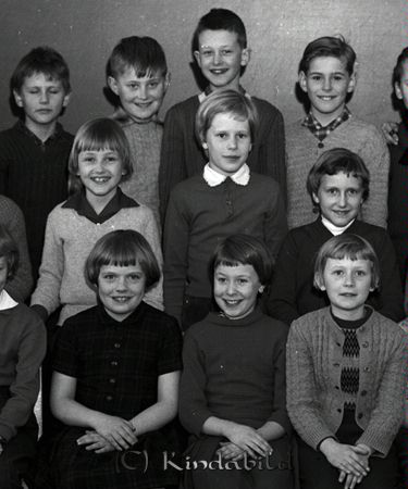 Tinnervall Kisa Skola Klass 3 B
raja 
Tinnervall Kisa Skola  
Grupporträtt skolfoto klass 3 B

raja
Andra raden i mitten Birgitta Svensson 
Källa: Gerd Pettersson 

Nyckelord: Tinnervall Kisa