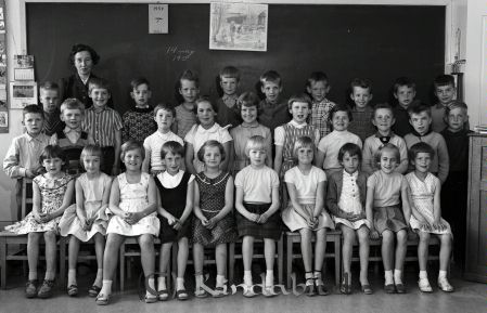 Fröken Lundin
raja 
Fröken Lundin
Grupporträtt skolfoto  

Nyckelord: Lundin Kisa