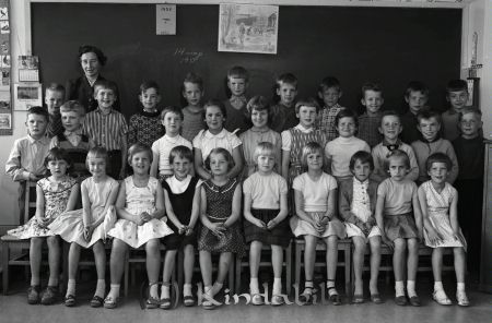 Fröken Lundin
raja 
Fröken Lundin
Grupporträtt skolfoto  

Nyckelord: Lundin Kisa
