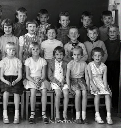 Fröken Lundin
raja 
Fröken Lundin
Grupporträtt skolfoto  

Nyckelord: Lundin Kisa