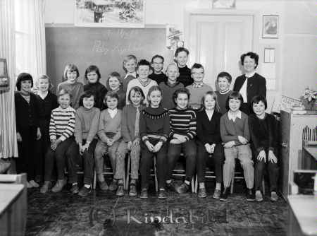 Fröken Steninger Asby Kyrkskola Asby Klass 3-4
raja 
Steninger Asby Kyrkskola 
Grupporträtt skolfoto Klass 3-4  

Nyckelord: Steninger Asby