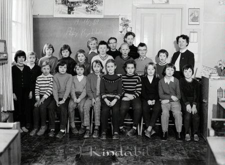 Fröken Steninger Asby Kyrkskola Asby Klass 3-4
raja 
Steninger Asby Kyrkskola 
Grupporträtt skolfoto Klass 3-4  

Nyckelord: Steninger Asby