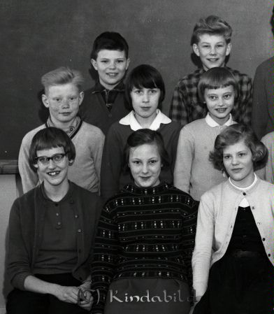 Tidersrum Skola Tidersrum Klass 5-6
raja 
Tidersrum Skola   
Grupporträtt skolfoto Klass 5-6

raja
Främre raden vänster Hedvig Svensson.
Andra raden till höger Birgitta Leek.
Källa: Studiegruppen hembygdsgården 

Nyckelord: Tidersrum Skola