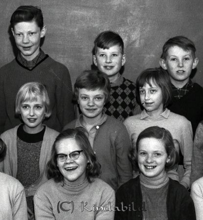 Tidersrum Skola Tidersrum Klass 5-6
raja 
Tidersrum Skola   
Grupporträtt skolfoto Klass 5-6

raja
Bakre raden till vänster Karl-Gustav Andersson från Loberg.
Källa: Studiegruppen hembygdsgården 

raja
Bakre raden i mitten kan vara Rolf Phil. 
Källa: Gerd Pettersson 

Nyckelord: Tidersrum Skola