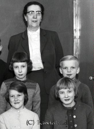 Tidersrum Skola Tidersrum Klass 5-6
raja 
Tidersrum Skola   
Grupporträtt skolfoto Klass 5-6

raja
Lärare Evelyn Persson-
Andra raden höger Kenneth Emilsson Årteflod, vänster Barbro Svensson Örsgånge.
Källa: Studiegruppen hembygdsgården 
Nyckelord: Tidersrum Skola