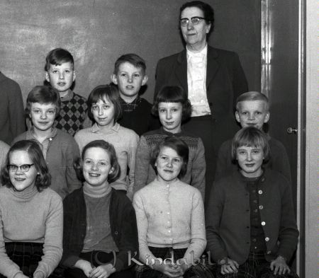 Tidersrum Skola Tidersrum Klass 5-6
raja 
Tidersrum Skola   
Grupporträtt skolfoto Klass 5-6

raja
Andra raden nr 2 från höer Barbro Svensson �?rsgänge 
Källa: Gerd Pettersson 

Nyckelord: Tidersrum Skola
