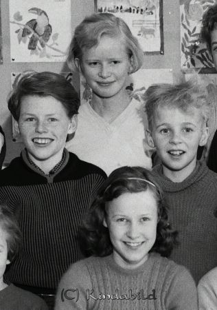 Fröken Hanna Ekdahl Gransbo Skola Asbysand
raja 
Hanna Ekdahl Gransbo Skola  
Grupporträtt skolfoto  

Nyckelord: Ekdahl Asbysand