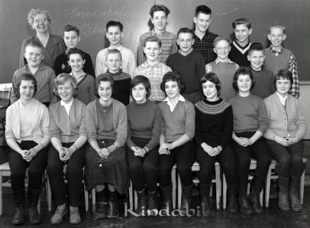 Horn Skola Horn Klass 7
raja 
Horn Skola   
Grupporträtt skolfoto Klass 7

raja
Första raden fr.v. 1.Monika Gustavsson 2.Rosita Andersson 3.Laila Johansson 4.Birgitta Wärnberg 5.Ing-Lis Baard 6.Margaréte Andersson 7.Christina Gustavsson 8.Gun Davidsson. Andra raden fr.v.9.Sture Hansson 10.Lars-Göran Karlsson 11.Krister Andersson 12.Sune Jonsson 13.Sven-Ove Gustavsson 14.Stig-Rune Karlsson 15.Clas-Göran Andersson. Tredje raden fr.v.16.Gunborg Johansson 17.Lars-Åke Andersson 18.Karl-Erik Johansson 19.Sture Axelsson 20.Börje Andersson 21.Sture Axelsson 22.Tage Knutsson. 
Källa: Tommy Karlsson


Nyckelord: Horn Skola