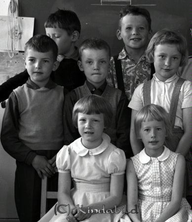 Fröken Levin
raja 
Fröken Levin
Grupporträtt skolfoto

raja
Främre raden till höger Anne-Sofie Nilsson från Harg
 2:a raden fr vänster ? Brage, Klas-Göran Björk och Maud Fjellman
 3:e raden till höger Tryggve Karlsson, son till syster Greta
 Källa: Studiegruppen hembygdsgården 
Nyckelord: Fröken Levin