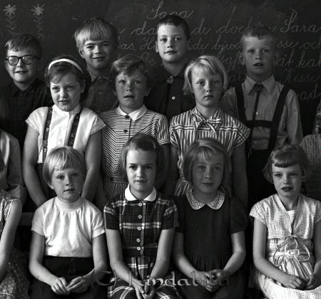 Fröken Levin
raja 
Fröken Levin
Grupporträtt skolfoto

Nyckelord: Fröken Levin
