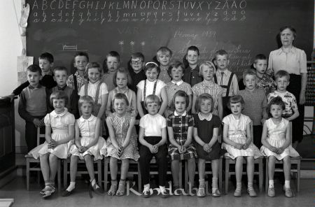 Fröken Levin
raja 
Fröken Levin
Grupporträtt skolfoto

Nyckelord: Fröken Levin