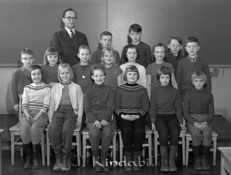 Rektor Stenqvist Horn Skola Klass 3
raja 
Stenqvist Horn Skola 
Grupporträtt skolfoto Klass 3

raja
Första raden fr.v.1.Eva Tejle 2.May Storm 3.Ann-Britt Stark 4.Katarina Kindvall 5.Marie-Louise Andersson 6.Karin Andersson. Andra raden fr.v.7.Willy Swahn 8.Yvonne Andersson 9.Inger Melkersson 10.Maria Svensson 11.Anne-Louise Andersson 12.Margit Stenqvist 13.Jan Eriksson. Tredje raden fr.v.14.Mark Stenqvist 15.Roul Andersson 16.Matts Storm 17.Krister Gustavsson. 
Källa: Tommy Karlsson



Nyckelord: Stenqvist Horn