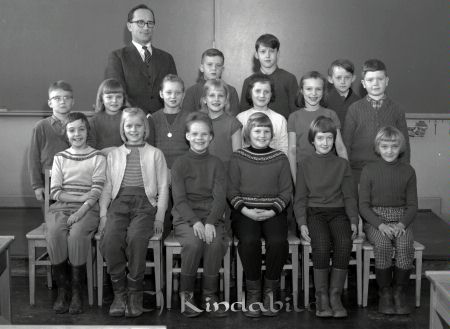 Rektor Stenqvist Horn Skola Klass 3
raja 
Stenqvist Horn Skola 
Grupporträtt skolfoto Klass 3


Nyckelord: Stenqvist Horn
