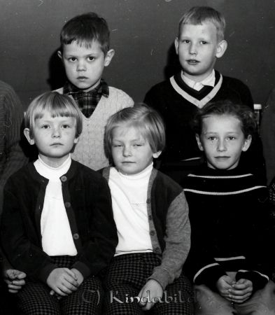 Fru Holmqvist Kisa Skola Klass 1 B
raja 
Holmqvist Kisa Skola  
Grupporträtt skolfoto

raja
2:a raden fr vänster Tommy Lindblom och Göran Karlsson Bäckfall
 Källa: Studiegruppen hembygdsgården 
Nyckelord: Holmqvist Kisa