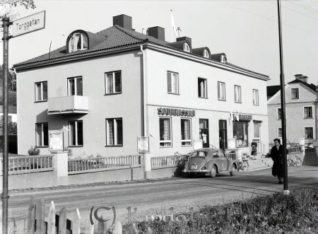 Sparbanken Kisa Sparkampanj
raja 
Sparbanken Kisa Sparkampanj
Bebyggelse

raja
Det nya sparbankshuset togs i bruk 1937. 
Källa: Gerd Pettersson 

Nyckelord: Sparbanken Kisa