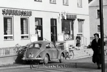 Sparbanken Kisa Sparkampanj
raja 
Sparbanken Kisa Sparkampanj
Bebyggelse

raja
Sjukkassan och Kinda Sparbank 
Källa: Gerd Pettersson

Nyckelord: Sparbanken Kisa