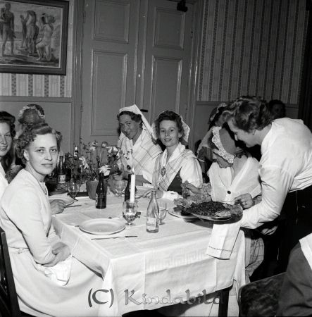 Husmodersföreningen Jubileum Hotellet Kisa
raja 
Husmodersföreningen Jubileum  
Grupporträtt

raja
Till vänster Elsie Bergman, i mitten till höger Gunvor NIlsson. 
Källa: Gerd Pettersson

Nyckelord: Husmodersföreningen Kisa